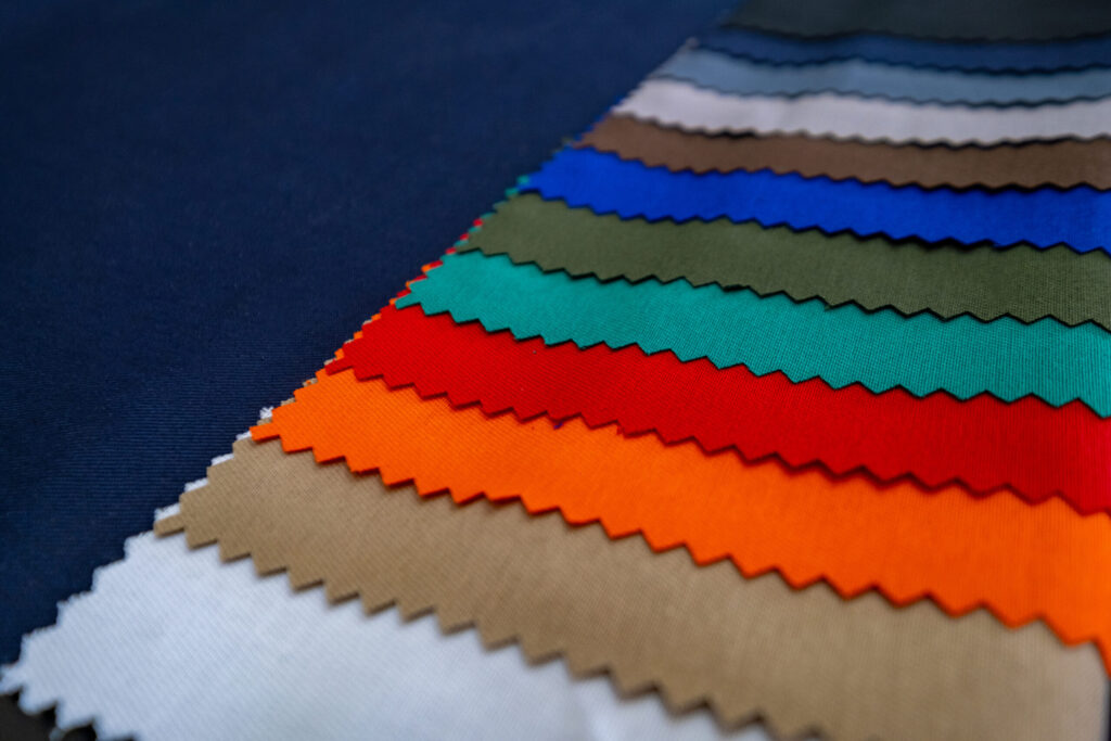 Amostra de tecidos em cores variadas