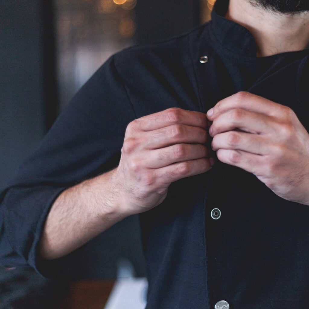 Profissional vestindo um uniforme feito com tecido algodão ou misto